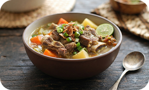 Sop Iga Sapi hangat dengan wortel, kentang, dan jeruk nipis