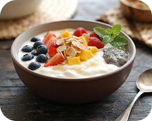Smoothie Bowl buah beri, mangga, chia seed, dan almond kaya antioksidan